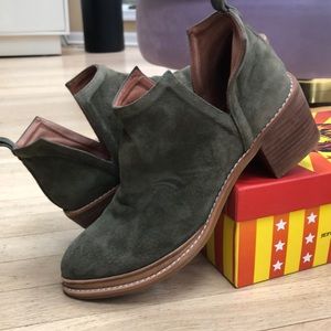 Jeffrey Campbell green suede booties 10